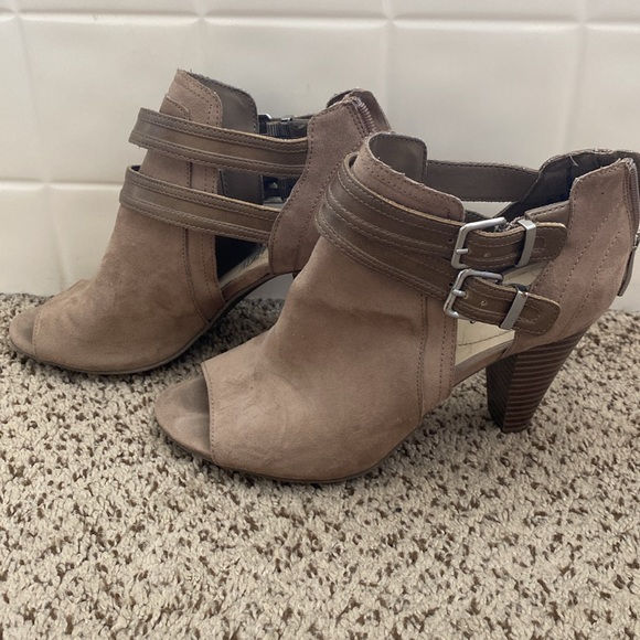 Liz Claiborne peep toe booties, size 6.5, tan/camel color - Picture 3 of 5